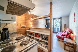 Fridge, microwave, oven, stovetop - Studio 'Châtel - At the Foot of Linga' with Mountain View and Balcony (Châtel)
