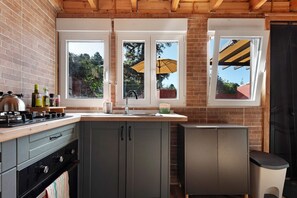 Frigorifero, forno, piano cottura, macchina per tè/caffè