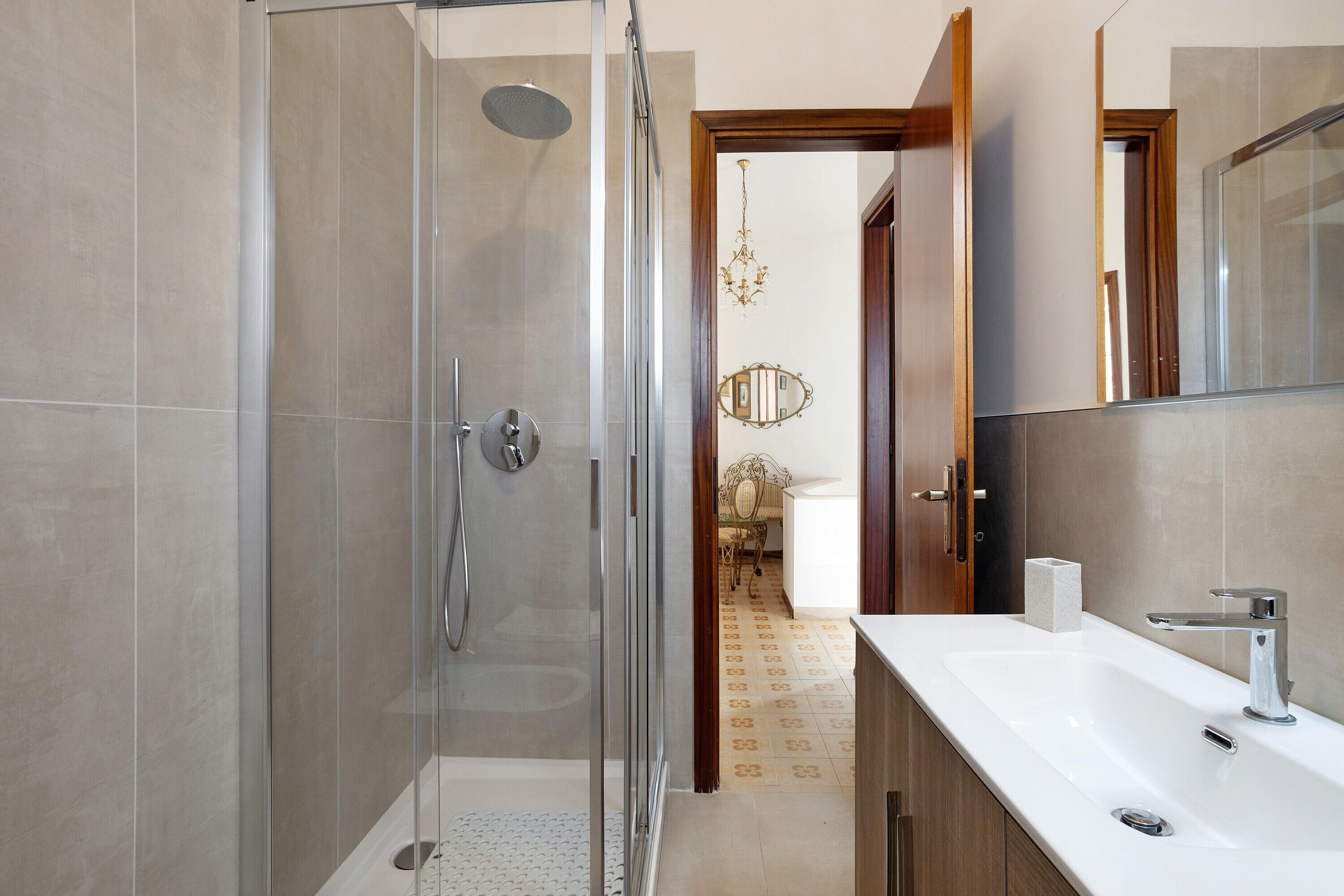 Een douche, een haardroger, handdoeken