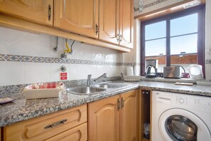 Kylskåp, mikrovågsugn, ugn och spishäll