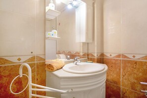 Bathtub, hair dryer, towels - Apartment 'A O - La Source' with Balcony and Wi-Fi (Peniche)