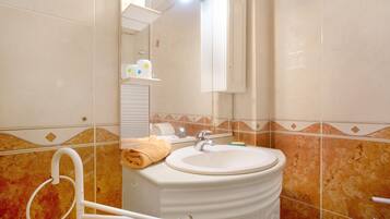 Bathtub, hair dryer, towels