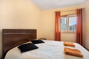 3 chambres, fer et planche à repasser, Wi-Fi gratuit, draps fournis