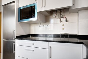 Refrigerador, microondas, horno, placa de cocina