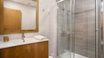 Badekar, hårtørrer, håndklæder