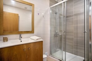 Bañera, secador de pelo, toallas