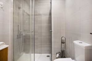 Badewanne, Haartrockner, Handtücher