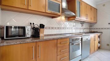 Jääkaappi, mikroaaltouuni, uuni, liesi