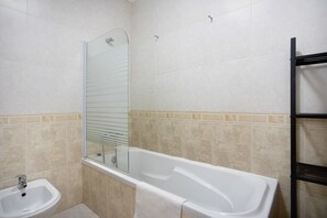 Badewanne, Haartrockner, Handtücher