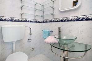 Bathtub, towels - Apartment 'A O - Aires' with Private Terrace, Balcony and Wi-Fi (Peniche)