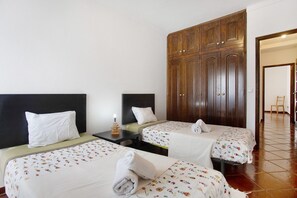 3 bedrooms, iron/ironing board, free WiFi, bed sheets - Apartment 'A O - Aires' with Private Terrace, Balcony and Wi-Fi (Peniche)