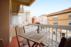 Outdoor dining - Apartment 'A O - Aires' with Private Terrace, Balcony and Wi-Fi (Peniche)
