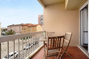 Outdoor dining - Apartment 'A O - Aires' with Private Terrace, Balcony and Wi-Fi (Peniche)