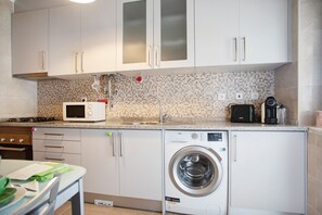 Refrigerador, microondas, horno, placa de cocina