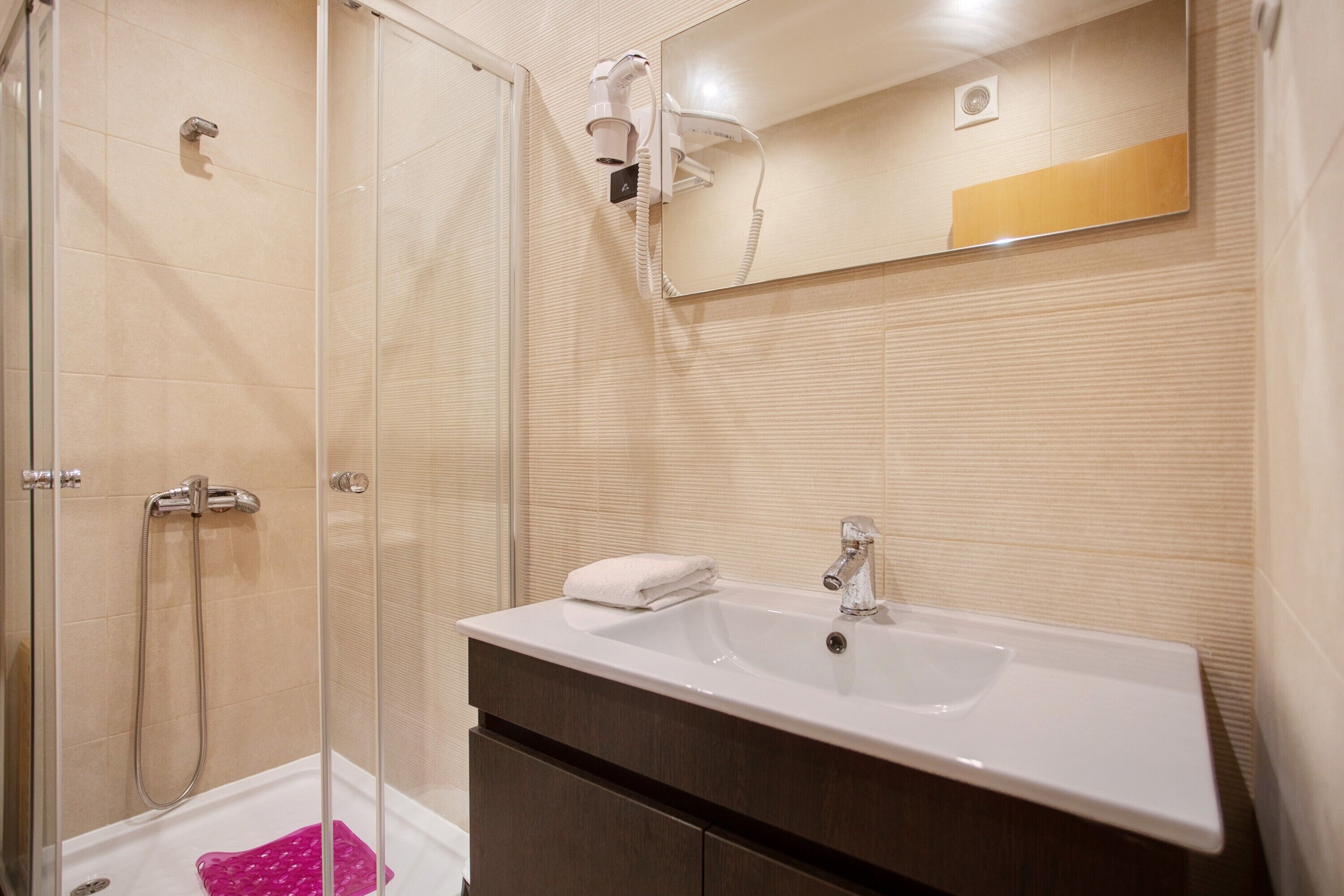 Een bad, een haardroger, handdoeken