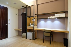 Habitación cuádruple clásica, 2 camas dobles, vistas a la ciudad | Wifi gratis y ropa de cama