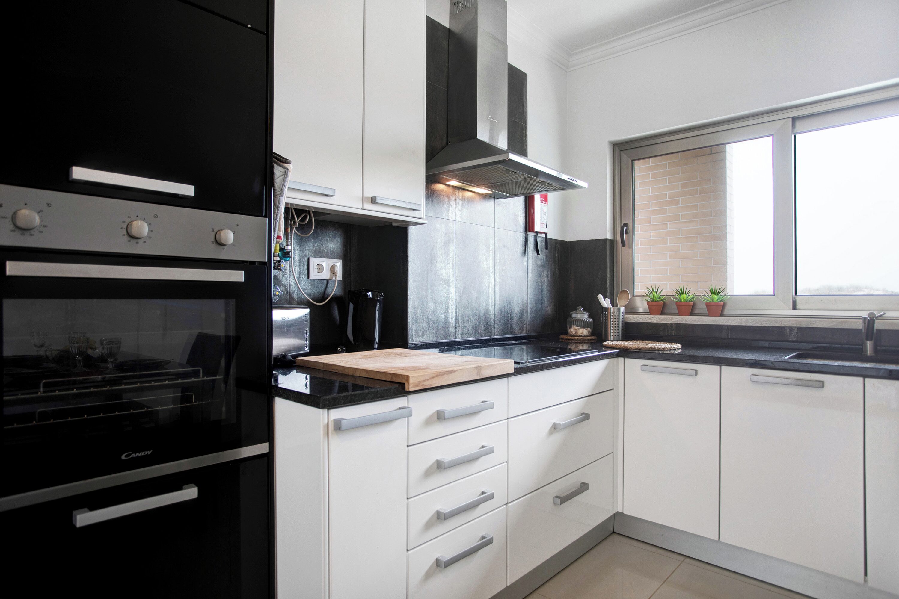 Réfrigérateur, micro-ondes, plaque de cuisson, lave-vaisselle