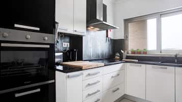 Kühlschrank, Mikrowelle, Herdplatte, Geschirrspüler