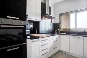 Réfrigérateur, micro-ondes, plaque de cuisson, lave-vaisselle