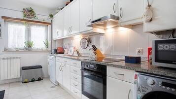 Geladeira, micro-ondas, fogão, cooktop
