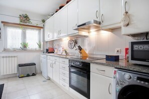 Fridge, microwave, oven, stovetop - Apartment 'Casa Da Mãe Maria' with Sea View, Shared Terrace and Wi-Fi (Buarcos)