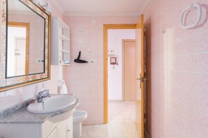 Chuveiro, secador de cabelo, toalhas de banho 