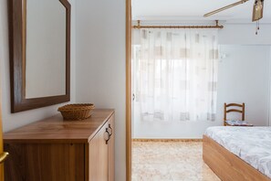 1 habitación, tabla de planchar con plancha, wifi gratis y ropa de cama 