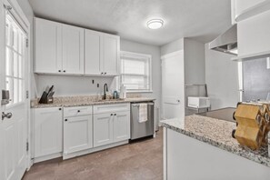 Fridge, microwave, oven, stovetop - BRAND NEW, Private Parking, Stylish 3bedroom house (Pittsburgh)