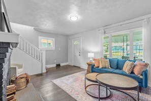 TV - BRAND NEW, Private Parking, Stylish 3bedroom house (Pittsburgh)