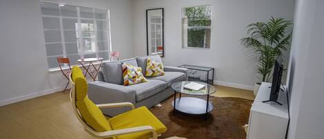 Huis (2 Bedrooms) | Woonruimte | Een 50-inch televisie met kabelzenders