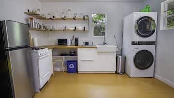 Casa (2 Bedrooms) | Cucina privata | Microonde, forno, tavolo da pranzo