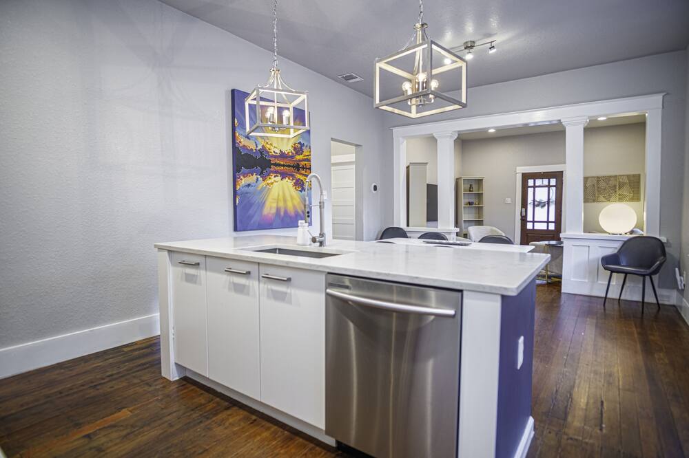 Chic Downtown Farmhouse With Garden and BBQ Grill