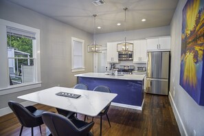 House (2 Bedrooms) | Ruang makan