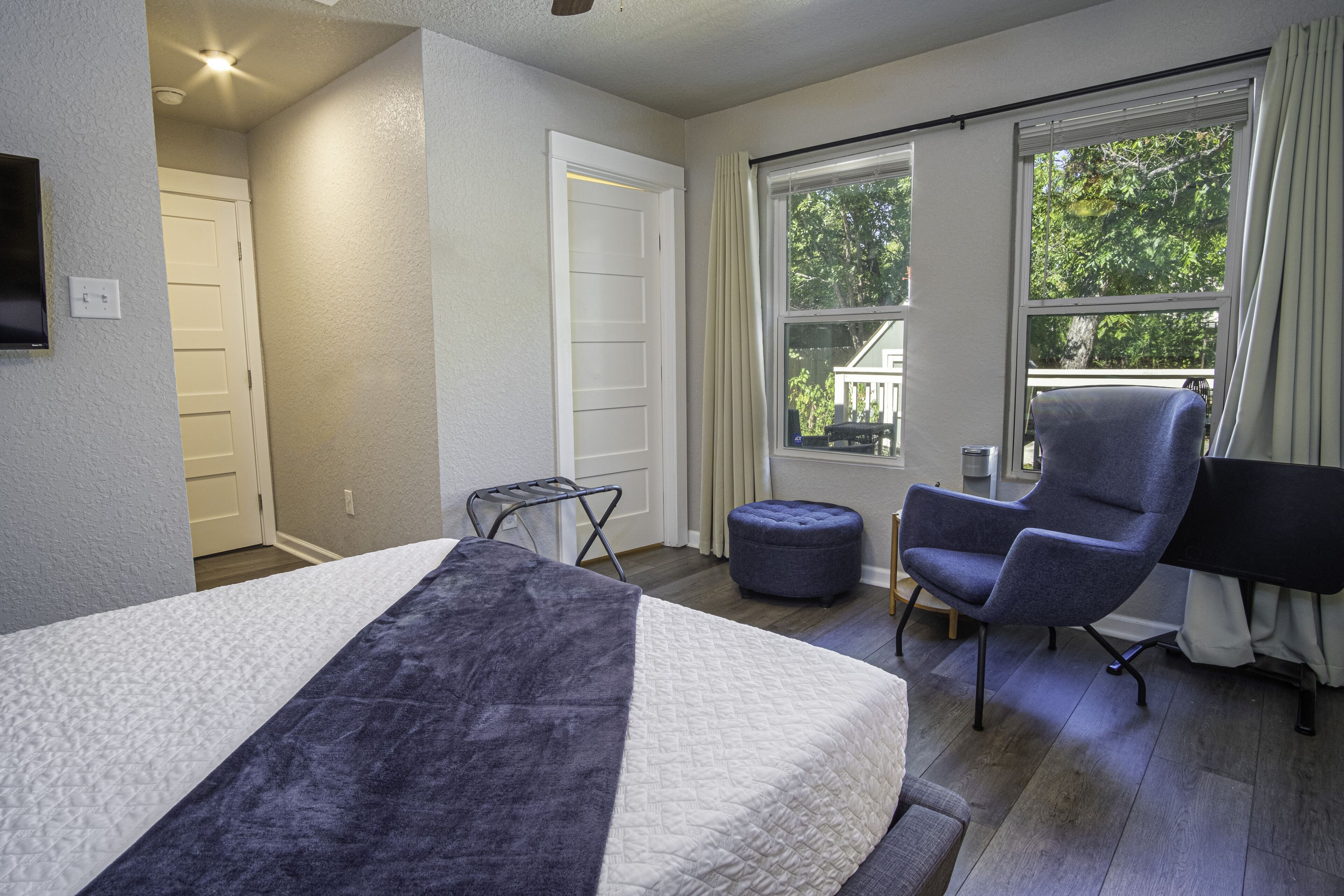 2 bedrooms, laptop workspace, iron/ironing board, bed sheets