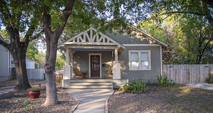 Chic Downtown Farmhouse With Garden and BBQ Grill