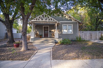 Chic Downtown Farmhouse With Garden and BBQ Grill