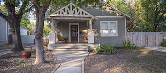 Chic Downtown Farmhouse With Garden and BBQ Grill