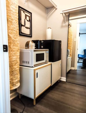 Apartment (1 Bedroom) | Eigene Kochnische | Mikrowelle, Wasserkocher mit Kaffee-/Teezubehör