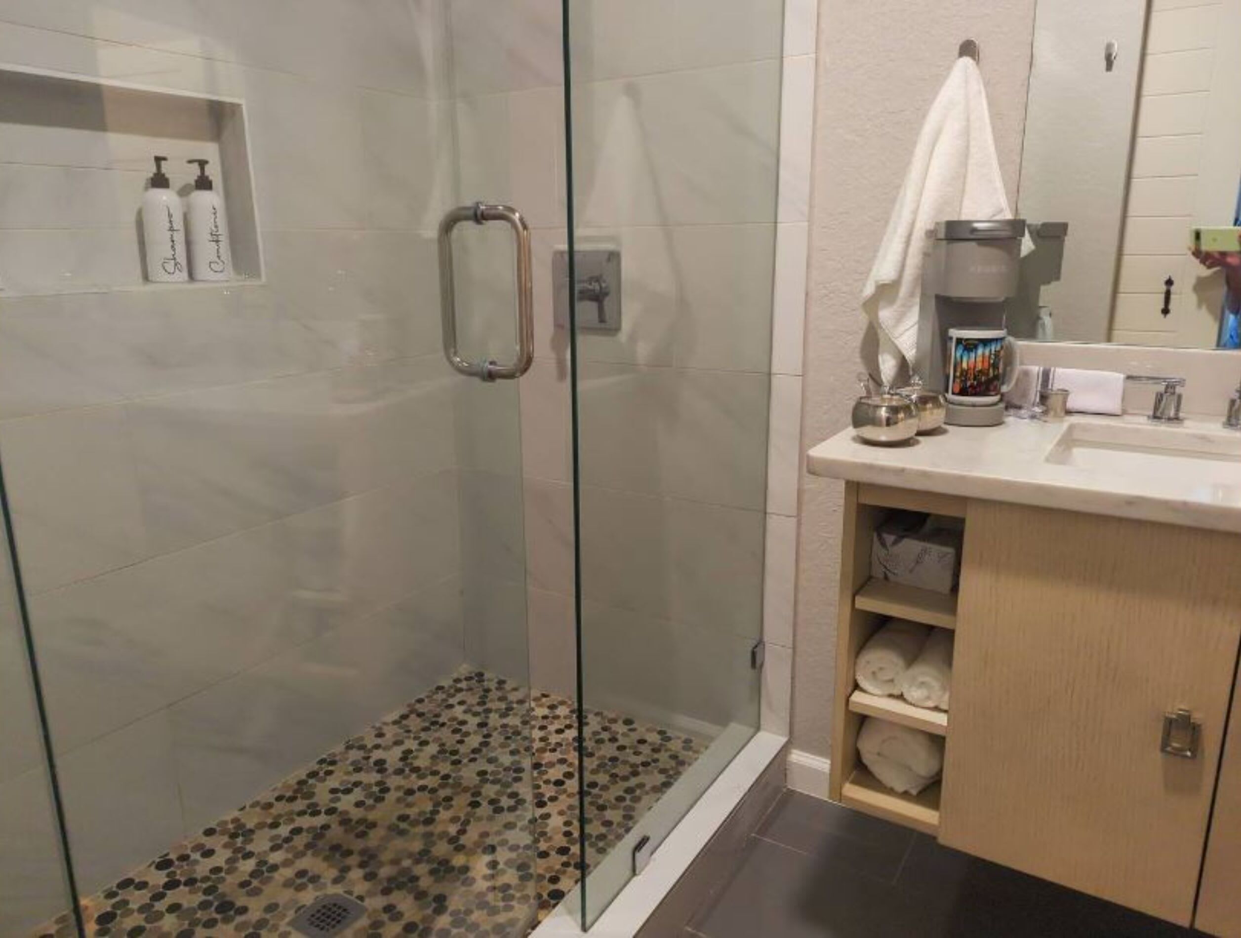 公寓 (1 Bedroom) | 浴室 | 淋浴设施、大花洒淋浴喷头、吹风机、洗发水