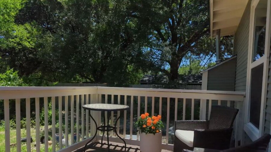 Charming Studio W/deck & Garden