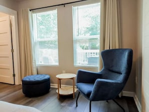 Apartment (1 Bedroom) | Wohnbereich | 40-Zoll-Fernseher mit Kabelempfang