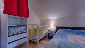 3 bedrooms, iron/ironing board, free WiFi, bed sheets