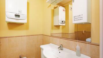 Ducha, secador de pelo y toallas