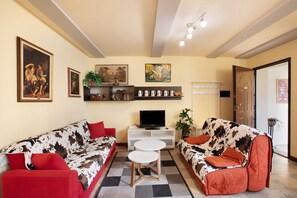 TV - Holiday Apartment 'Augusta Praetoria' with Mountain View (Aosta)