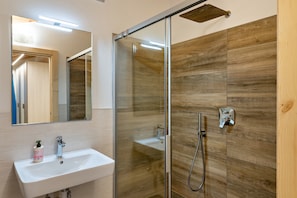 Douche, sèche-cheveux, serviettes fournies
