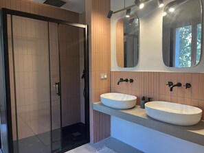 Dusche, Haartrockner, Handtücher, Seife