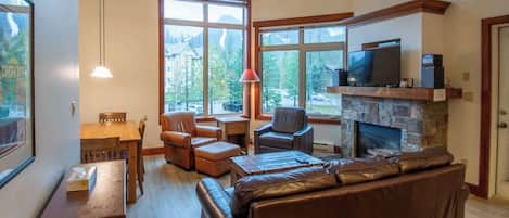 TV, fireplace