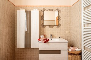 Baignoire, sèche-cheveux, serviettes fournies