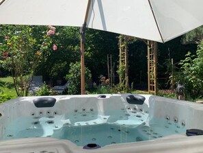 Bañera de hidromasaje al aire libre