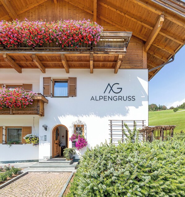 Exterior detail - Apartment 'Alpengruss Terra' with Mountain View, Shared Garden and Wi-Fi (Prato alla Drava)